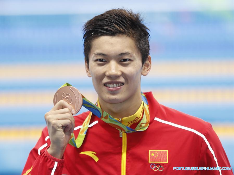 （里约奥运会·领奖台）（1）游泳——男子200米个人混合：汪顺庆祝摘铜
