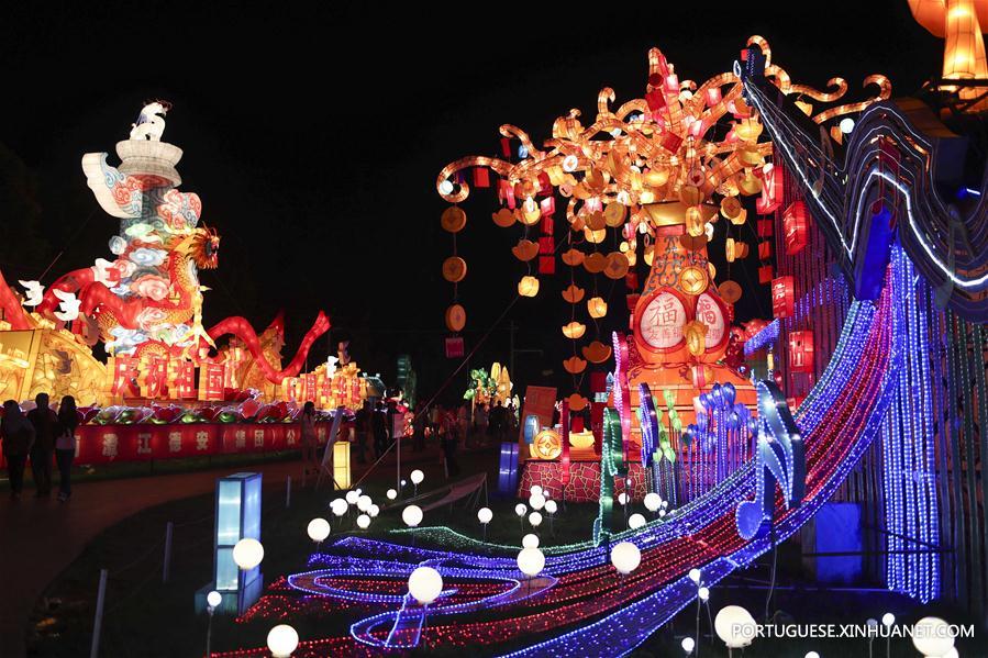 Chine : foire de lanternes près du lac Fuxian dans le Yunnan