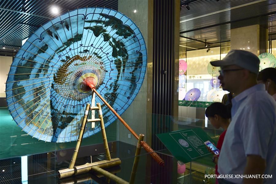 #CHINA-HANGZHOU-SILK UMBRELLA SHOW (CN)