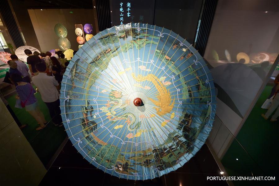 #CHINA-HANGZHOU-SILK UMBRELLA SHOW (CN)