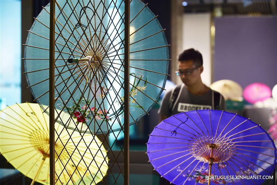 #CHINA-HANGZHOU-SILK UMBRELLA SHOW (CN)