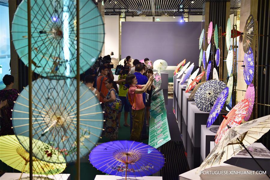 #CHINA-HANGZHOU-SILK UMBRELLA SHOW (CN)