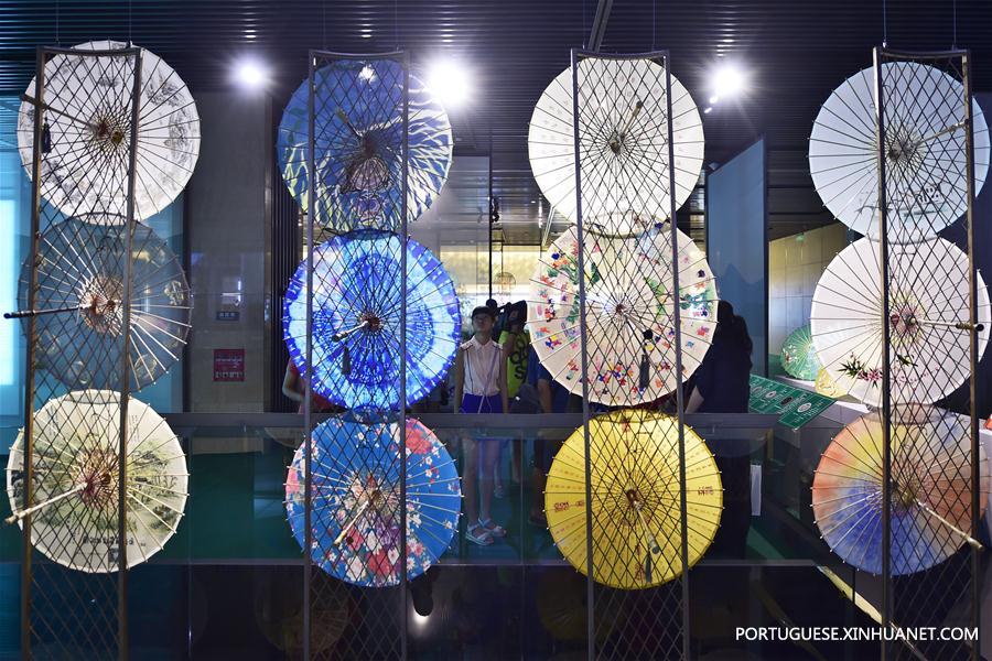 #CHINA-HANGZHOU-SILK UMBRELLA SHOW (CN)