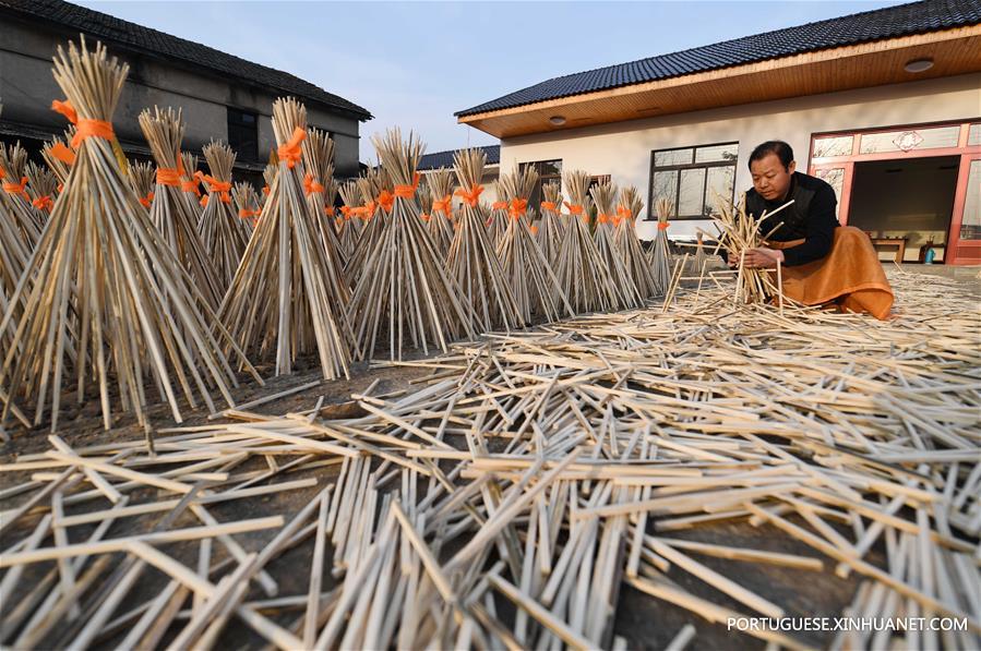 (5)CHINA-ANHUI-CULTURA-SOMBRILLAS