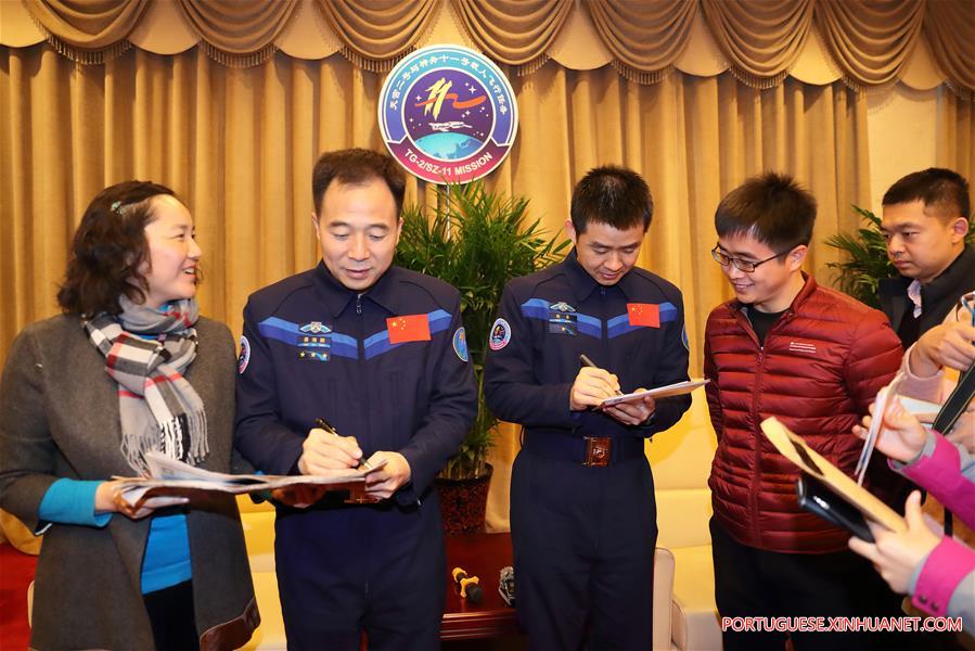 CHINA-BEIJING-SHENZHOU-11-ASTRONAUTS-PRESS CONFERENCE(CN)