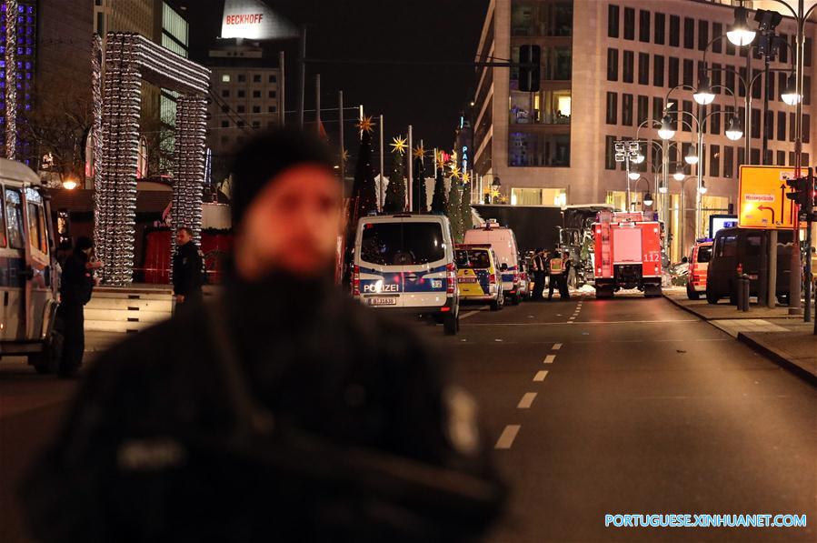 (12)ALEMANIA-BERLIN-ACCIDENTE-CAMION