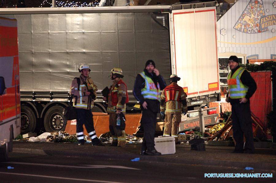(14)ALEMANIA-BERLIN-ACCIDENTE-CAMION