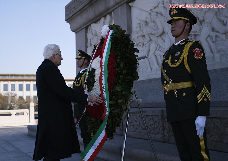 （XHDW）（1）意大利总统马塔雷拉向人民英雄纪念碑敬献花圈