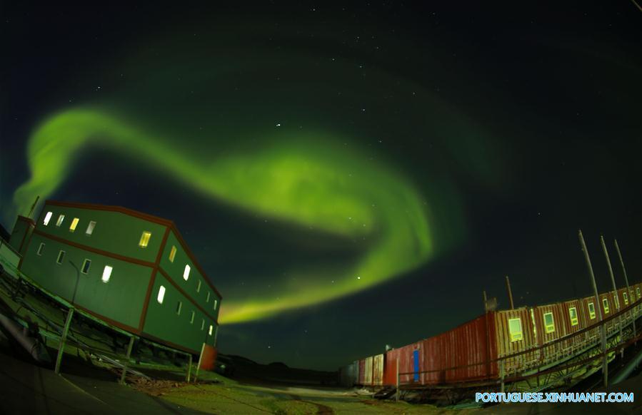 Paisagem da aurora austral no céu sobre a Estação Antártica de