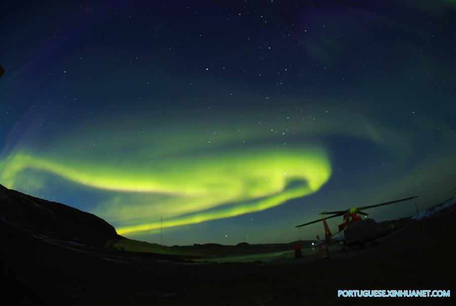 Paisagem da aurora austral no céu sobre a Estação Antártica de