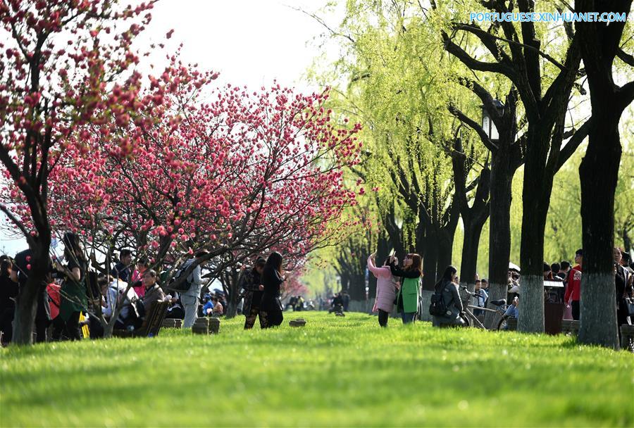 CHINA-HANGZHOU-WEST LAKE-QINGMING HOLIDAY (CN)