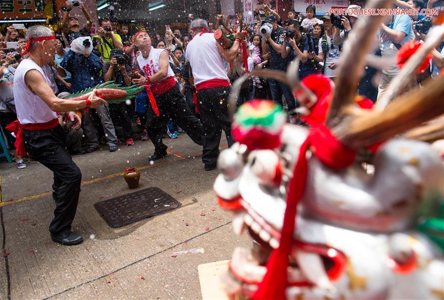 CHINA-MACAO-BIRTH OF BUDDHA-DRUNKEN DRAGON DANCE (CN)