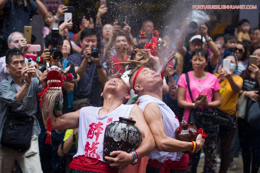 CHINA-MACAO-BIRTH OF BUDDHA-DRUNKEN DRAGON DANCE (CN)