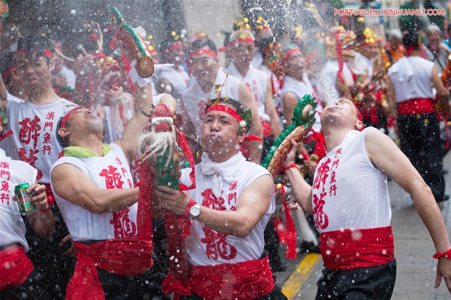 CHINA-MACAO-BIRTH OF BUDDHA-DRUNKEN DRAGON DANCE (CN)