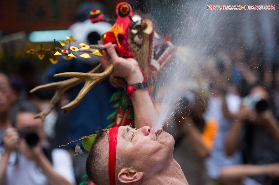 CHINA-MACAO-BIRTH OF BUDDHA-DRUNKEN DRAGON DANCE (CN)
