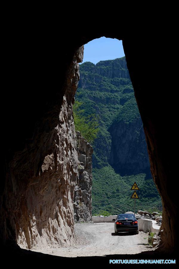 #CHINA-SHANXI-PINGSHUN COUNTY-ROAD ON CLIFFS (CN)