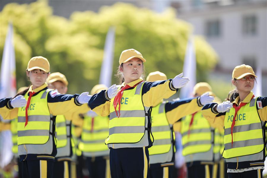 #CHINA-HOHHOT-STUDENT-TRAFFIC POLICE-GESTURE EXERCISE (CN)