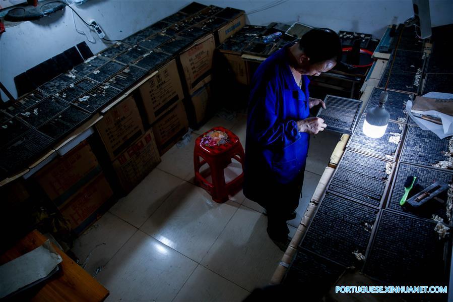#CHINA-HUNAN-WOODBLOCK MOVABLE TYPE PRINTING (CN)