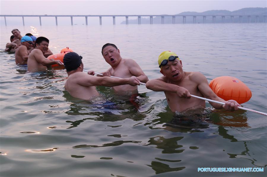 #CHINA-HUBEI-TUG-OF-WAR IN WATER (CN)