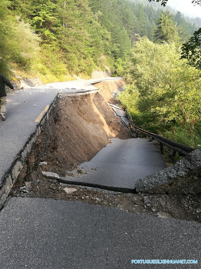#CHINA-SICHUAN-JIUZHAIGOU-EARTHQUAKE-CRACKS (CN*)