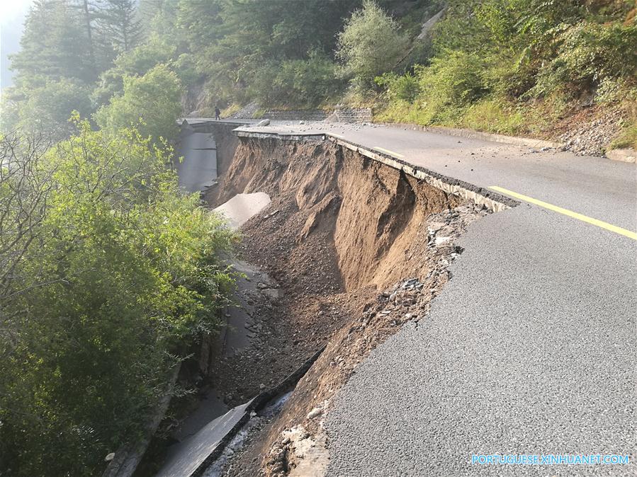 #CHINA-SICHUAN-JIUZHAIGOU-EARTHQUAKE-CRACKS (CN*)