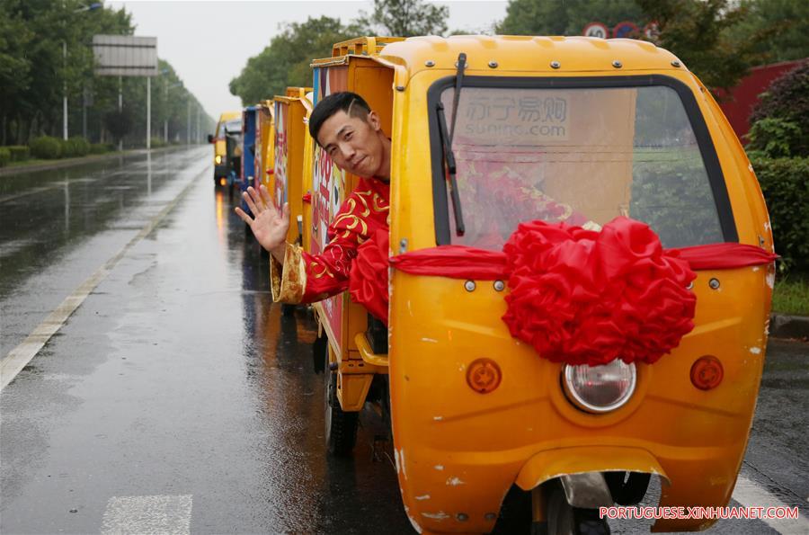 CHINA-NANJING-COURIER-WEDDING (CN)