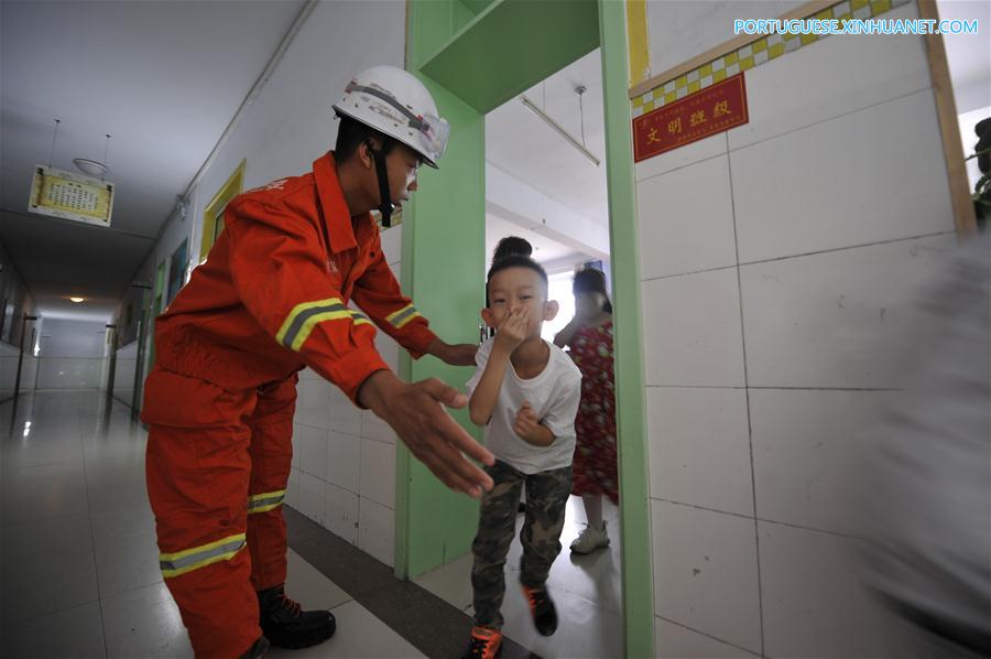 #CHINA-HEBEI-CHENGDE-SCHOOL DAY-FIRE CONTROL TRAINING(CN)
