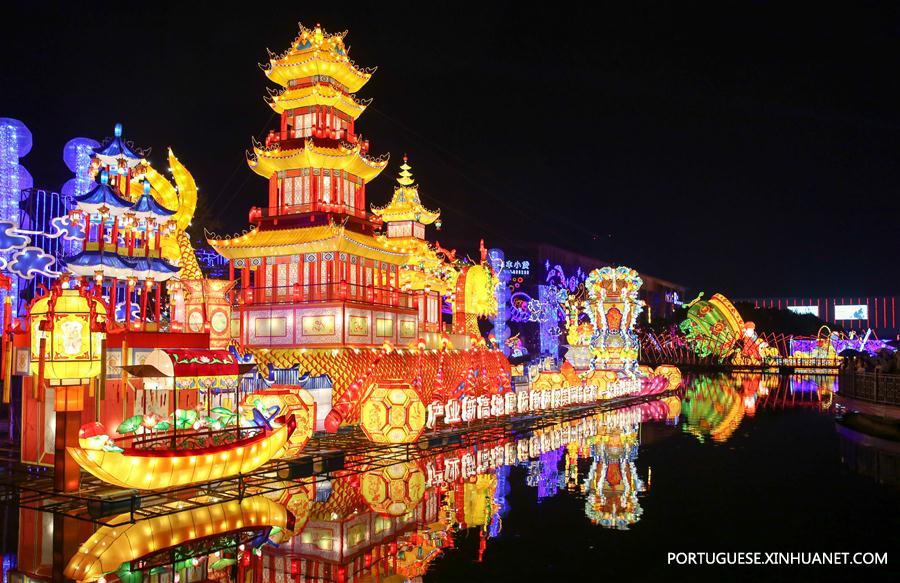 Festival de lanternas em Haining no leste da China portuguese