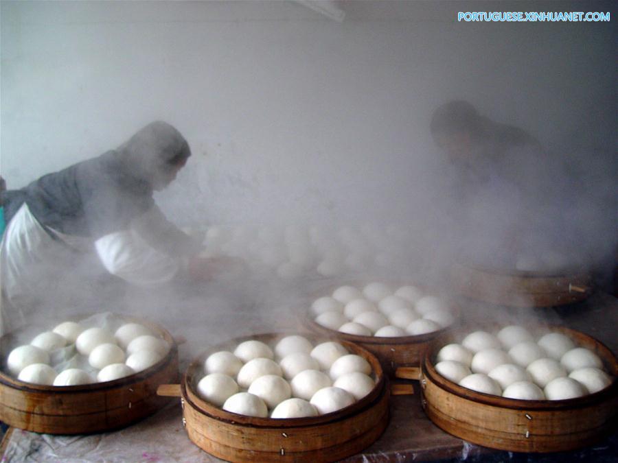 (MOMENTS FOREVER)(FESTIVECHINA)CHINA-SPRING FESTIVAL-NEW YEAR FOOD (CN)