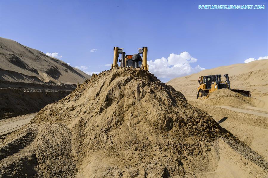 CHINA-XINJIANG-TAKLIMAKAN-DESERT ROAD-UNDER CONSTRUCTION (CN)