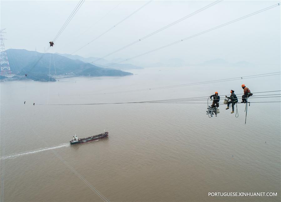 CHINA-ZHEJIANG-WORLD'S HIGHEST POWER PYLON-CABLE CONSTRUCTION (CN)