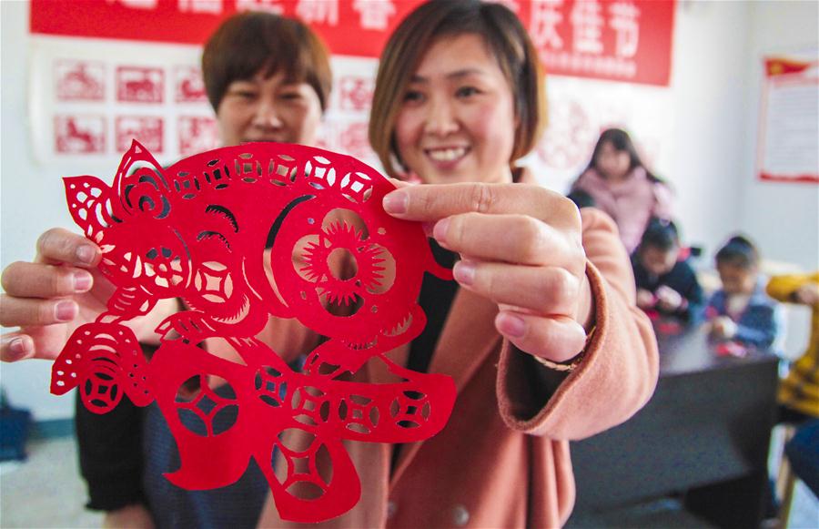 CHINA-YONGQING-PAPERCUTTING-SPRING FESTIVAL (CN)