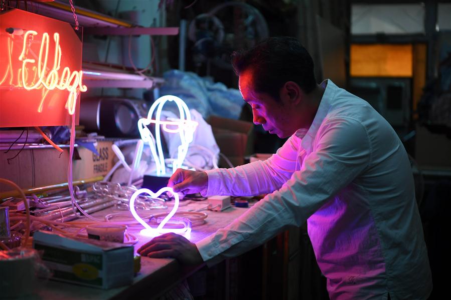 CHINA-HONG KONG-NEON LIGHT MAKER (CN)