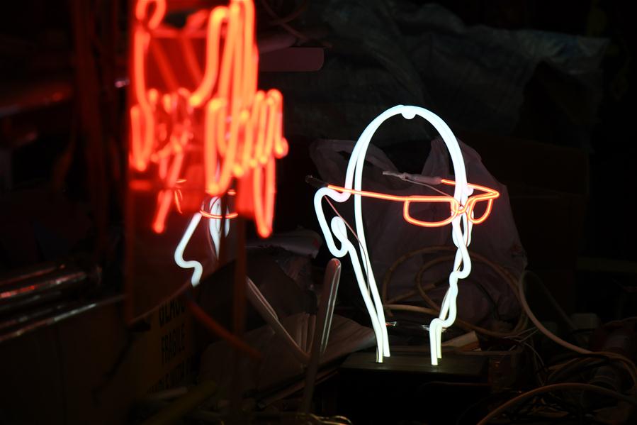 CHINA-HONG KONG-NEON LIGHT MAKER (CN)