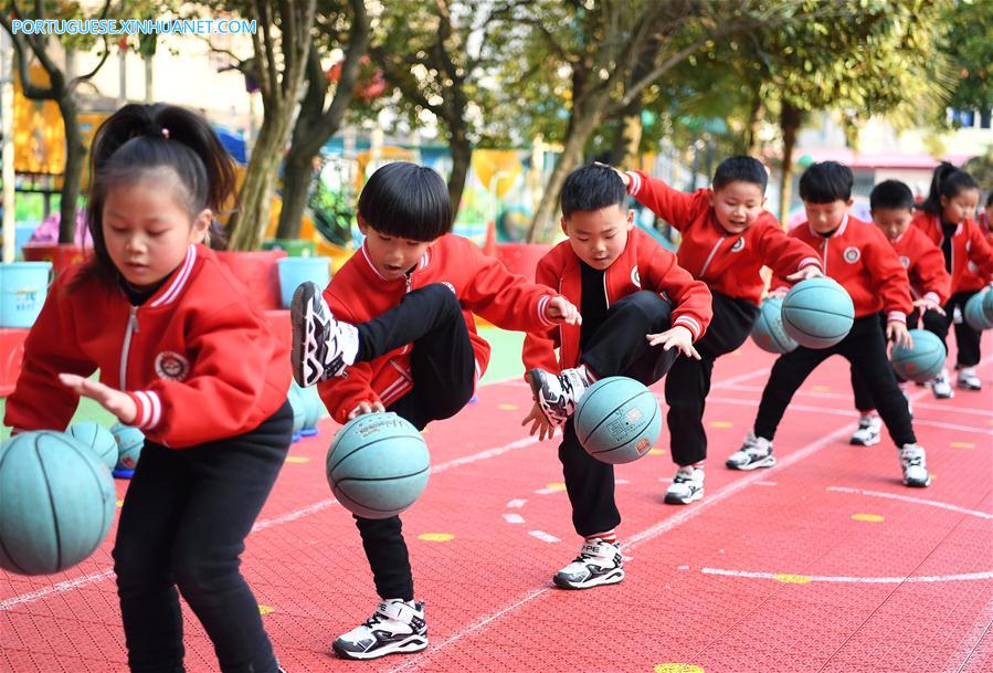 (SP)CHINA-JIANGXI-PHYSICAL EDUCATION-KINDERGARTEN-CHILDREN BASKETBALL EXERCISES (CN)