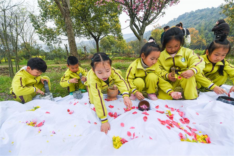 CHINA-ZHEJIANG-CHILDREN-PAINTING (CN)