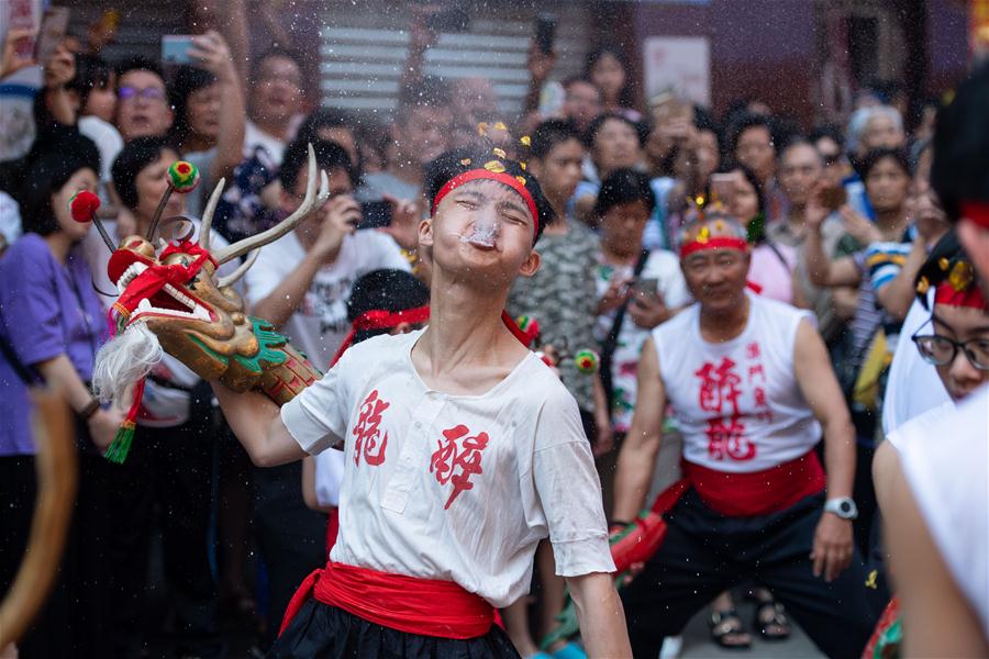 CHINA-MACAO-BIRTH OF BUDDHA-DRUNKEN DRAGON DANCE (CN)