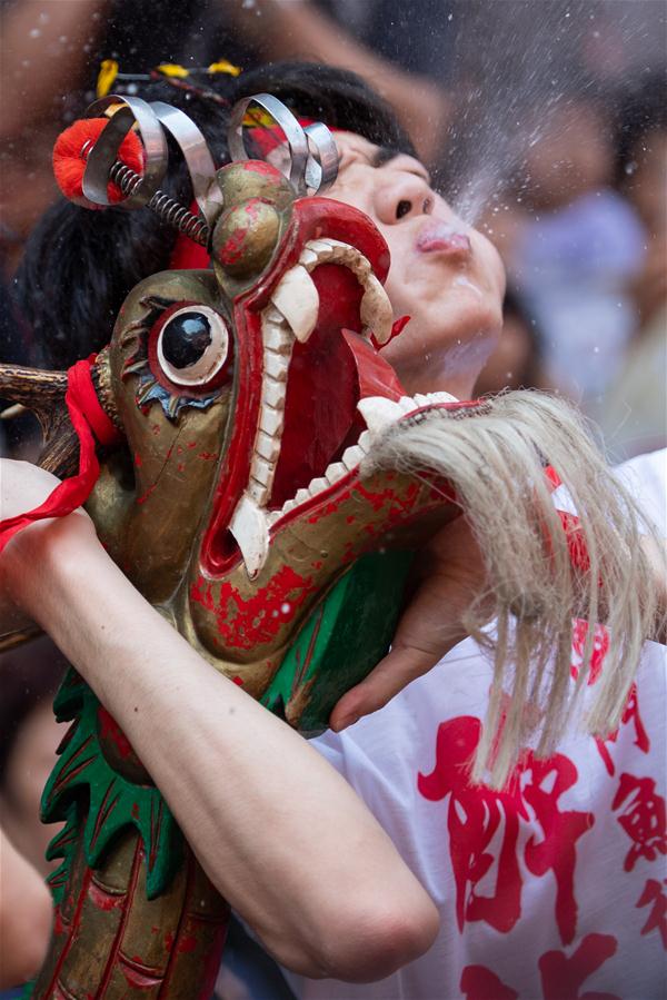 CHINA-MACAO-BIRTH OF BUDDHA-DRUNKEN DRAGON DANCE (CN)