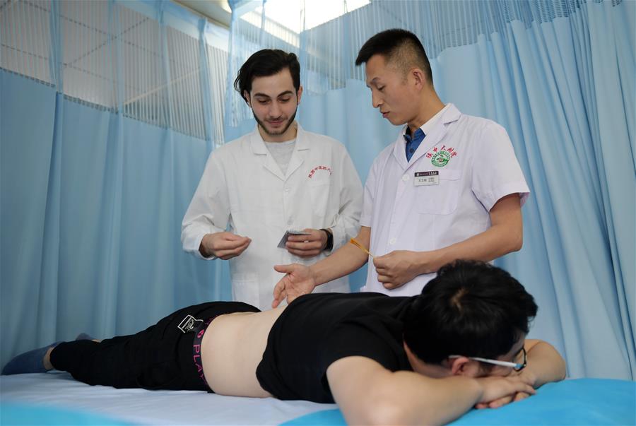 CHINA-SHAANXI-XI'AN-INT'L STUDENT-ACUPUNCTURE (CN)