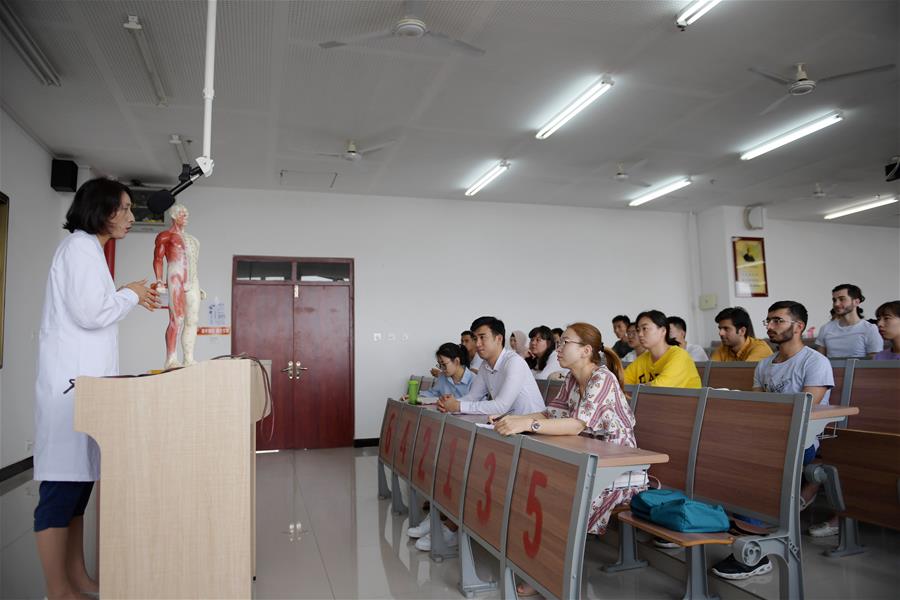 CHINA-SHAANXI-XI'AN-INT'L STUDENT-ACUPUNCTURE (CN)