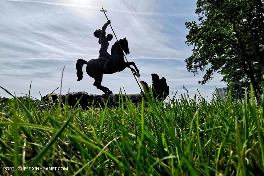 UN-NEW YORK-INF TREATY-GOOD DEFEATS EVIL-SCULPTURE