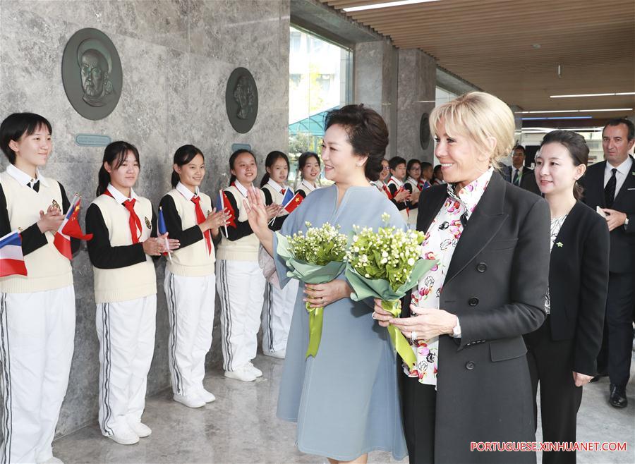 (CIIE)CHINA-SHANGHAI-PENG LIYUAN-FRENCH FIRST LADY-MIDDLE SCHOOL-VISIT (CN)