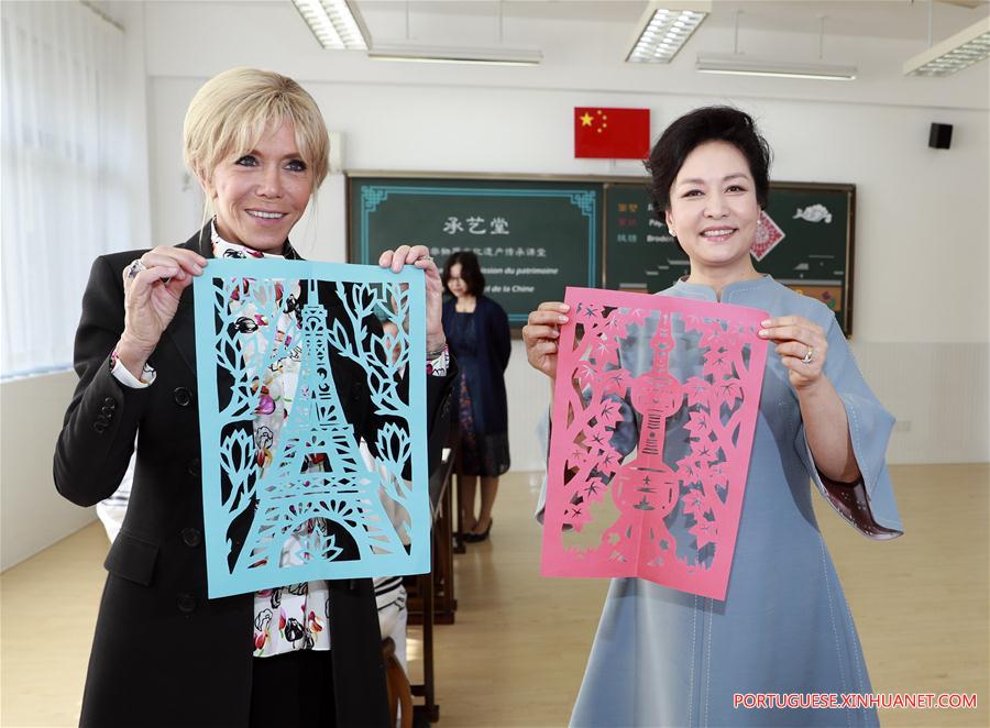 (CIIE)CHINA-SHANGHAI-PENG LIYUAN-FRENCH FIRST LADY-MIDDLE SCHOOL-VISIT (CN)