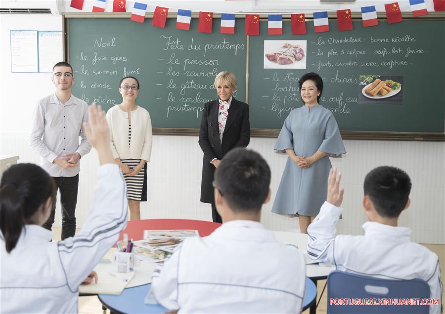 (CIIE)CHINA-SHANGHAI-PENG LIYUAN-FRENCH FIRST LADY-MIDDLE SCHOOL-VISIT (CN)
