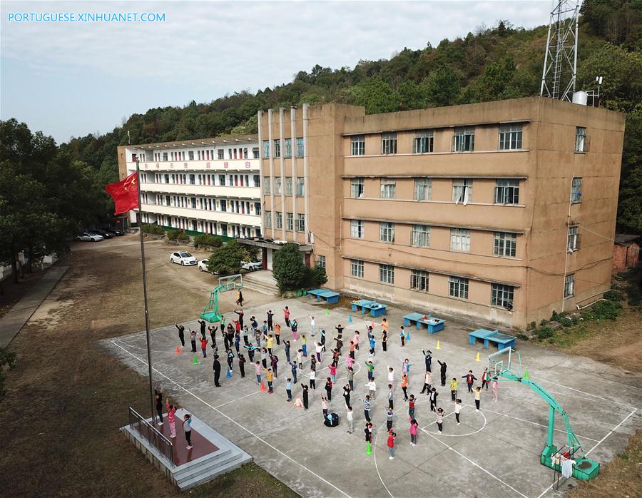 CHINA-HUNAN-CHANGSHA-RURAL SCHOOL-ART LESSON (CN)