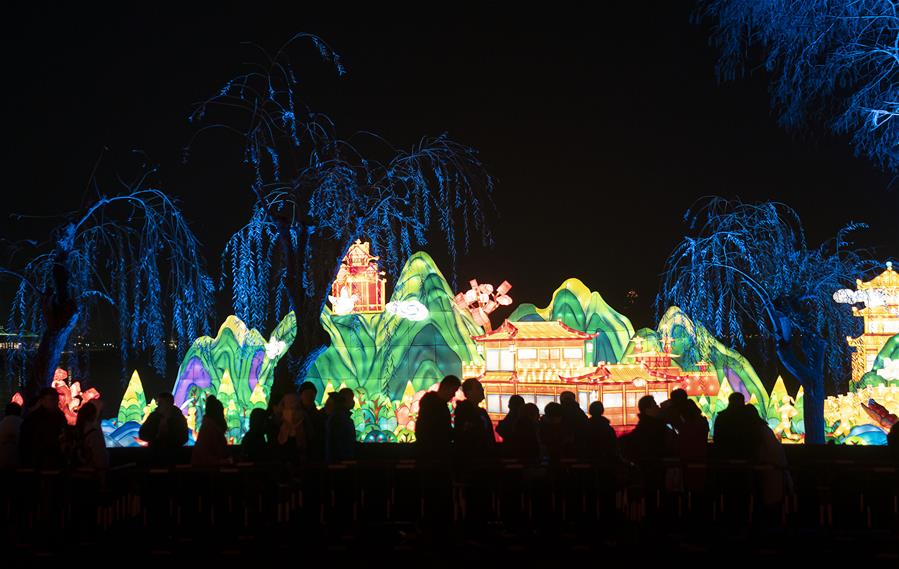 CHINA-WUHAN-EAST LAKE-LANTERN SHOW (CN)