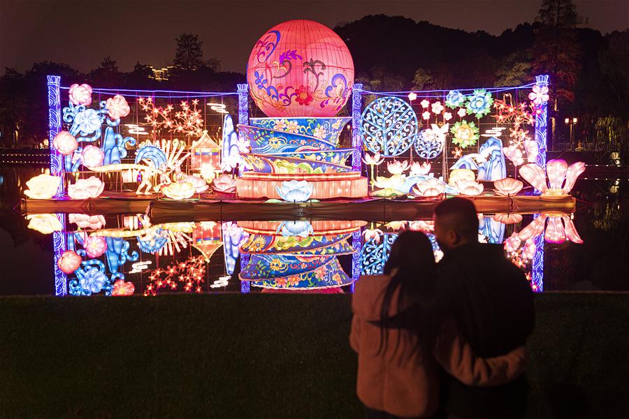 CHINA-WUHAN-EAST LAKE-LANTERN SHOW (CN)