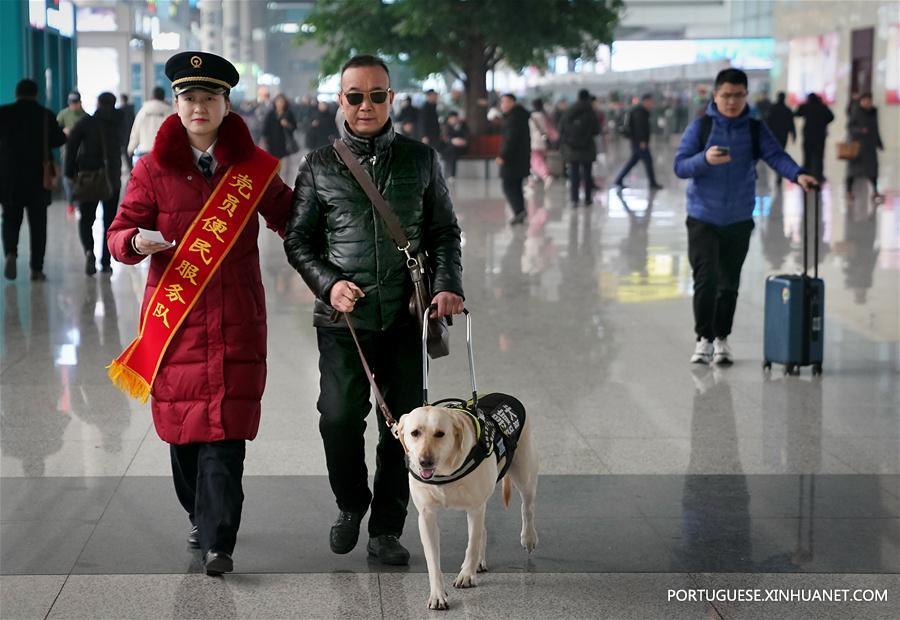 CHINA-HENAN-ZHENGZHOU-GUIDE DOG-SPRING FESTIVAL TRAVEL RUSH (CN)