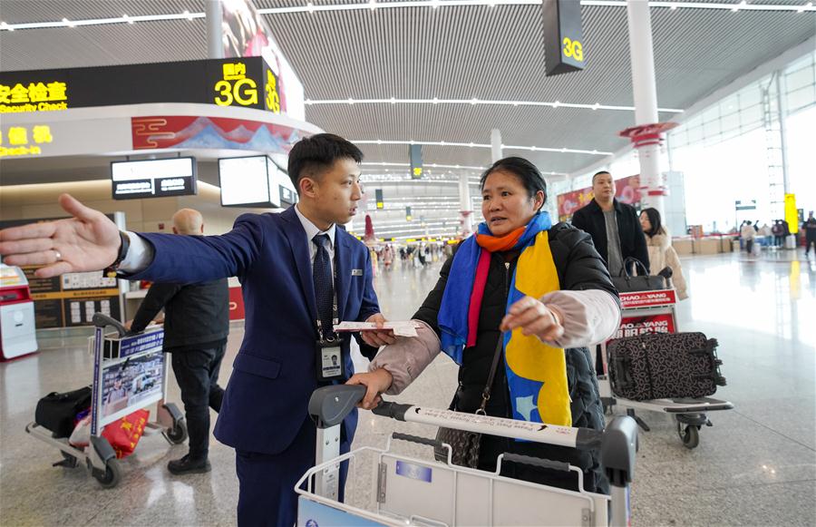 CHINA-CHONGQING-SPRING FESTIVAL TRAVEL RUSH-AIRPORT-COUPLE (CN)