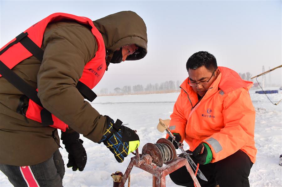 CHINA-INNER MONGOLIA-TUOKETUO-YELLOW RIVER-HYDROLOGICAL WORKERS (CN)